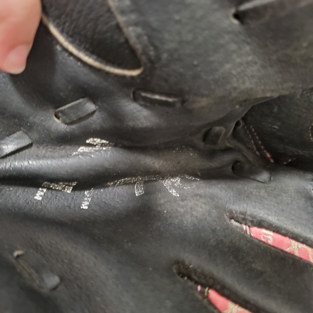 Mizuno Pink and Black Leather Catching Mitt - Picture 5 of 11